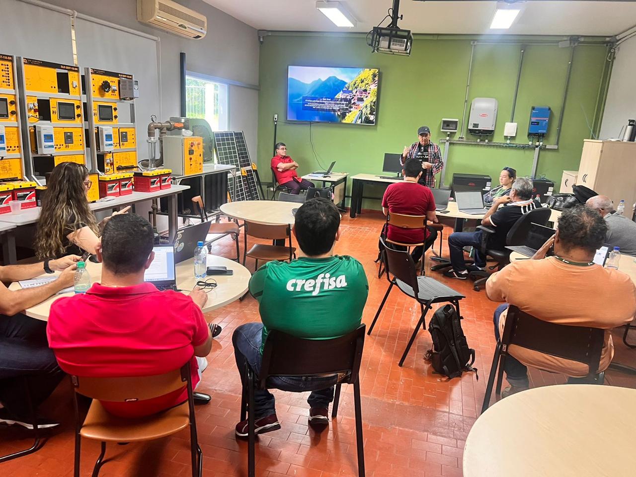 Algumas das capacitações ocorrem no Laboratório de Fontes, IFMaker, entre outros